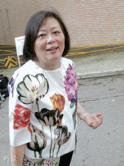 行會成員、平機會前主席胡紅玉力撐林煥光身兼平機會主席、行會召集人並沒有問題，她昨午透過政府新聞處，通知記者在其家陽明山莊外接受訪問。（林耀華攝）