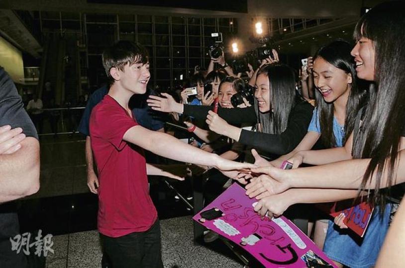 Greyson前晚繼續親民，在機場與粉絲握手。（攝影：梁迺楠） Greyson任由女粉絲抱抱。（攝影：梁迺楠）
