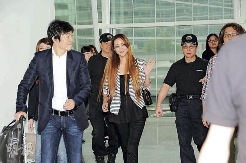 安室奈美惠完成一連4日香港宣傳之旅，昨天終於踏上歸途。（攝影：鍾偉茵） 數十歌迷趕到機場歡送安室，卻遭大批保安人員阻撓。（攝影：鍾偉茵）