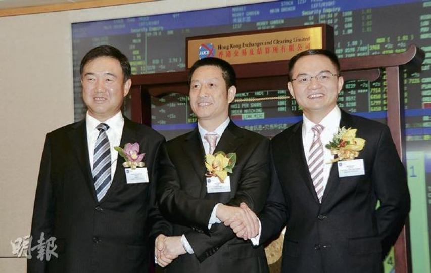 昨日三隻新股齊齊於港交所掛牌。圖為中鋁國際董事長張程忠（左）、海天水電主席兼執行董事林楊（中）及美麗家園執行董事、董事長兼行政總裁吳哲彥（右）。（陳淑安攝） 