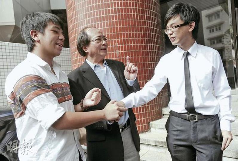 教育局長吳克儉昨出席商台節目全力為國民教育爭議拆彈，再次遇上反對國民教育的中學生組織「學民思潮」示威，他在節目中與學生短暫對話；節目後吳克儉（中）邀約學民思潮代表下周見面。（余俊亮攝）