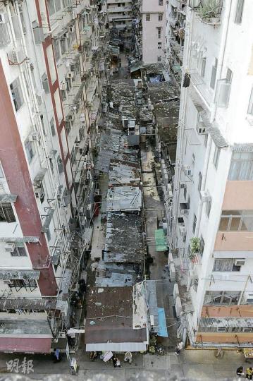 其中一處僭建物位於僑裕大樓與美景樓中間，以石屎搭起外圍，再蓋上鋅鐵、木板，面積約2000呎。面向街口處開設花檔，內街有鎖匙店、食肆等，閣樓則間成數個百多呎單位，附設鐵製樓梯登上，有數戶人居住。（劉焌陶攝）