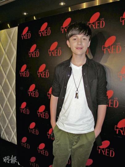 Greyson希望在百忙之中抽空購物。（攝影/記者：林蘊兒）Greyson與粉絲唱K打成一片。（攝影/記者：林蘊兒）