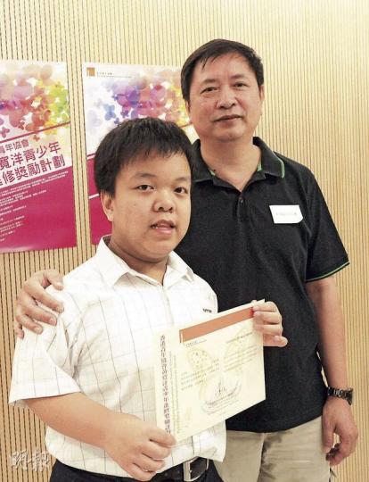 患侏儒症的石頌之（左）雖受到疾病煎熬，仍能夠積極樂觀面對，主動與同學分享經歷。右為頌之的爸爸。（葉思雅攝）