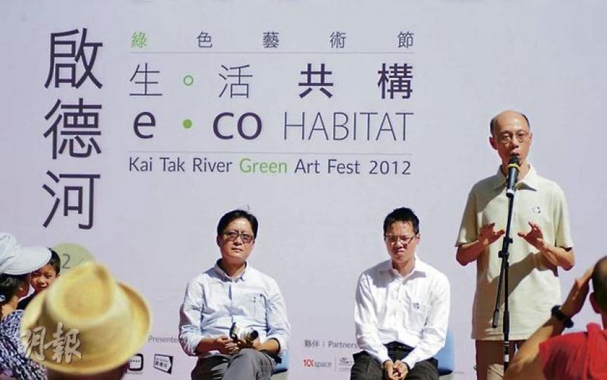 環境局長黃錦星（右）昨日表示，由政務司長領導不同的政策小組，有助制訂政策時，跨局及跨部門之間互相合作，不會架牀疊屋。（葉思雅攝）