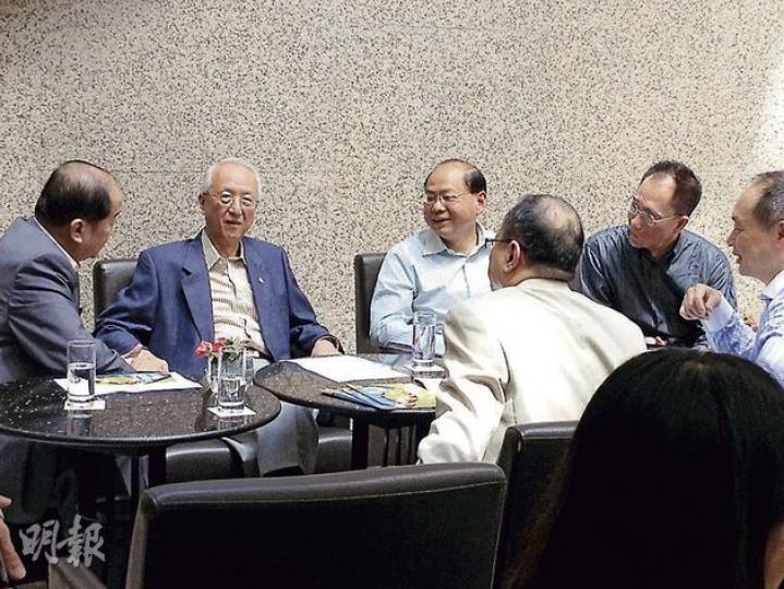 警務處長曾偉雄（左三）昨午到酒店出席一頒獎禮，他在活動前約20分鐘已到場，事先透過新聞官稱不會回應傳媒提問。活動開始前，曾偉雄更寧願躲在酒店大堂和主辦單位中華基督教青年會會長陳樹安（左二）等人茶敘，進場時亦繞到禮堂前門避開記者。（陳洛明攝）