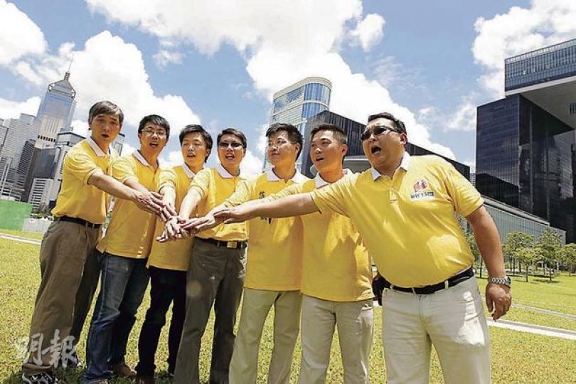 新民主同盟公布立法會選舉的參選意向。西貢區議員范國威（右三）將領隊帶領一張9人名單出選新界東，包括大埔區議員任啟邦（右一）、關永業（右二）、西貢區議員梁里（左三）、西貢區議員鍾錦麟（左二）和大埔區議員容永舟（左一）等。左四為同盟秘書長陸耀文。（李紹昌攝）