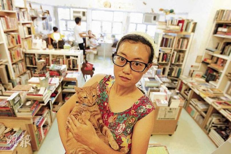 31歲的「藝鵠書店」經理何比表示，踏出社會工作後，才發現自己的蛻變，在其他人努力「搵銀」之時，她直言自己的生活不需花很多錢，亦不覺得自己較他人「輸蝕」，因為參與社運和在書店工作，都是令她快樂的事。（李紹昌攝）