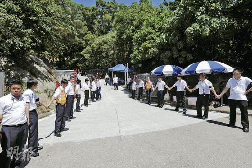 陳廷驊追思法事於西貢湛山寺舉行，保安在寺廟閘外組成人鏈阻擋記者拍攝車輛進入。（尹錦恩攝）不少政商界人士出席陳廷驊的追思法事，包括全國政協副主席董建華（右）和胞弟董建成（左）。（尹錦恩攝）「六嬸」方逸華（右）昨晨出席陳廷驊的追思法事。（尹錦恩攝）鷹君集團主席羅嘉瑞（右）昨日乘車到舉行陳廷驊追思法事的西貢湛山寺。（尹錦恩攝）