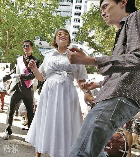 黃錢其濂昨參與保育人士的跳舞活動，要求保留政府總部西座。（李紹昌攝）