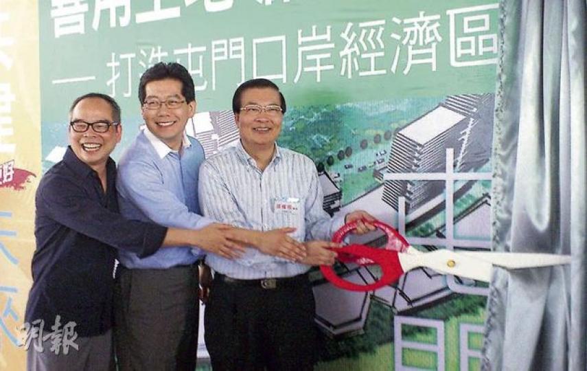 商務及經濟發展局長蘇錦樑（中）表示，希望3家電視台以大眾利益為依歸，讓市民可免費看奧運轉播。圖右為民建聯主席譚耀宗、左為劉江華。（袁正熹攝）