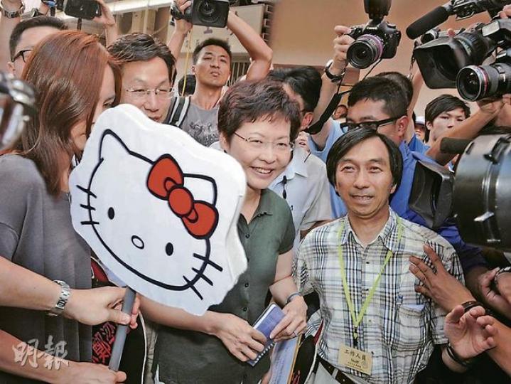 林鄭月娥昨到鴨脷洲出席諮詢會，人民力量成員預備了Hello Kitty掃帚，要求她「掃走大話精（梁振英）」，但林鄭月娥沒接收。（劉焌陶攝）食物及衛生局長高永文昨到鴨脷洲，接收了人民力量的示威蛋，希望他站在脆弱人民一方。高回應街坊訴求說，未來5年會發展基層醫療，優先解決輪候時間過長及前線醫護人員壓力過大等問題，並會研究如何平衡公私營醫療系統。（劉焌陶攝）