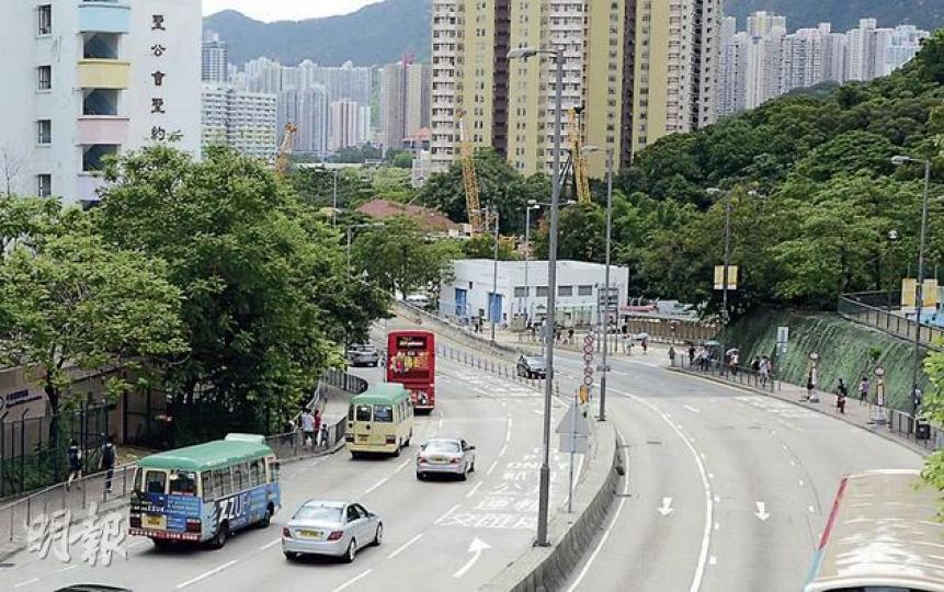 一名青年昨晨踩單車由清水灣道往彩虹方向落斜路段時（圖中左邊行車線），至聖約翰小學對開的馬路時，撞倒一名企圖橫過6線馬路的老婦。（丁灝嵐攝）清水灣道上不時有巿民胡亂過馬路的驚險場面，記者昨午45分鐘內便見兩名巿民違規過路。（丁灝嵐攝）本港近年愈來愈多巿民鍾情踩單車，在清水灣道的大斜路上亦可見踩單車人士的身影。（丁灝嵐攝）