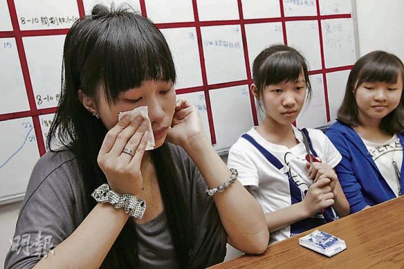 基層家庭學生大寶（中）和大恩（右）今年升中，但因沒錢參加興趣班，常感自卑。同樣來自基層的中七生樂思（左）亦曾走過她們的路，學習小提琴的她因缺錢而沒法報考皇家音樂試，說到經歷不禁悲從中來。（李紹昌攝）