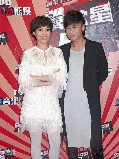 古巨基句句窒住，被容祖兒笑罵他家嘈屋閉。（攝影：梁迺楠）何韻詩突然被蕭敬騰攬腰嚇到甩嘴。（攝影：梁迺楠）鄭裕玲與容祖兒帶領的紅組險勝白組，開心高舉獎座。（攝影：梁迺楠）容祖兒在箱內用手腳支撐一邊唱歌一邊作高難度演出，盡顯天后風範。（攝影：梁迺楠）關淑怡穿著露肩裝演唱顯唱功。（攝影：梁迺楠）