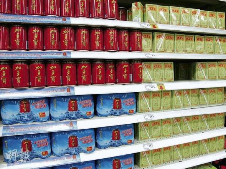 在深圳羅湖區一間家樂福內，廣藥仍是以綠色紙盒裝王老吉（圖右）與紅罐加多寶對抗。（李萌攝）廣藥在6月中推出廣藥出品的紅罐王老吉（圖右）。圖左為失去「王老吉」商標的加多寶涼茶。（劉焌陶攝）顧客反應﹕陳先生平時經常買涼茶喝，對於加多寶和廣藥之爭，他說自己都知道，且清楚加多寶就是以前的王老吉。當被問及如果在超市同時看到加多寶涼茶和廣藥王老吉涼茶時會買哪一個，他說自己依然會買加多寶，「因為功效好，是真的有功效，廣藥是鋪錢才做到。」（李萌攝）顧客反應﹕來自廣州的高先生和朋友一起逛家樂福超市，當記者向其出示廣