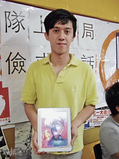 凱撒加入學民思潮兩個多月，主要負責攝影、創作示威物品，如圖中象徵「洗腦」的木偶畫，就是他的作品。（周婷攝）
