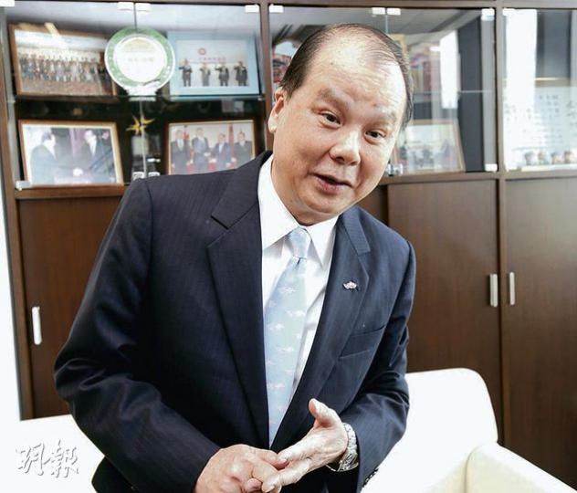 勞工及福利局長張建宗表示，新政府要令「基層巿民的生活過得好些」，當務之急是發放特惠生果金，但他指要今年內推出「肯定有困難」。（尹錦恩攝）