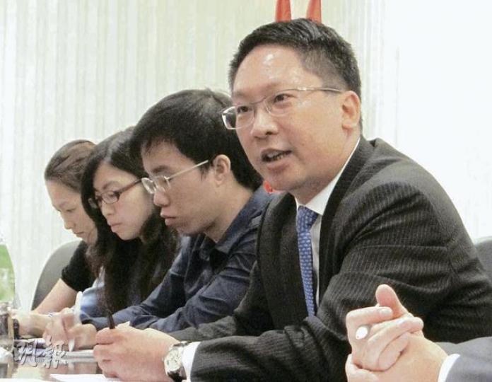律政司長袁國強（右）昨說，即使梁振英提出要處理23條立法，他亦會勸梁「唔好搞咁多」。（黃景怡攝）
