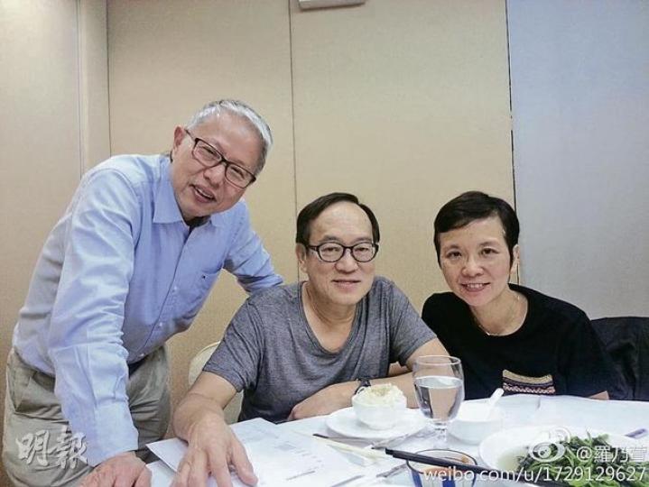 劉志敏（中）跟何志滌牧師（左）與羅乃萱師母（右）為娟妹的追思崇拜開會。（微博圖片）