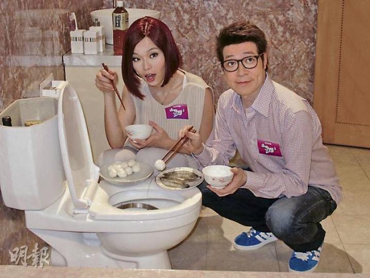 詹瑞文、呂慧儀圍住馬桶打邊爐。（攝影/記者：鍾一虹）
