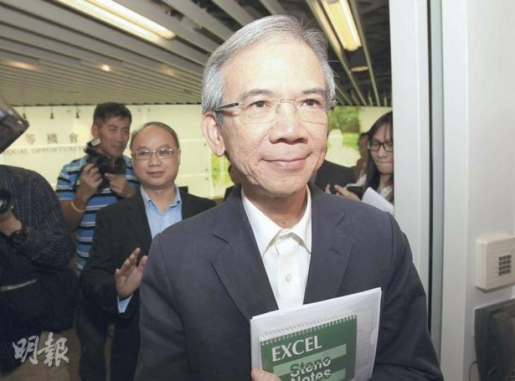 平機會昨有13名委員出席特別會議，包括支持主席林煥光兼任行會召集人的委員如陳曼琪（右四）和趙麗娟（右三）等。反對林煥光兼任的委員馮檢基（右二）昨指出，對委員在會內的發言感失望。另有兩名委員分別以電話會議和電郵方式，向林煥光表達意見。（郭慶輝攝）
