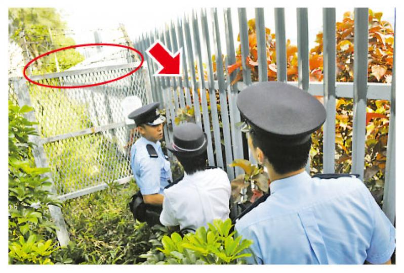 在公園鐵欄困了一晚的腦退化伯伯，獲救後由消防員安排飲料，給他補充水分。(蔡方山攝)
