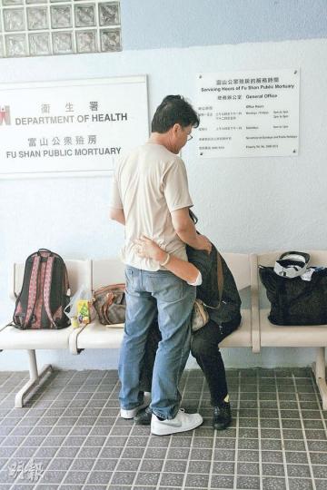 死者黃紫健生前任教的中學，昨設悼念壁報，有學生摺紙鶴悼念「紫健sir」，「希望佢去第二個地方生活得好」。（楊嘉欣攝）

