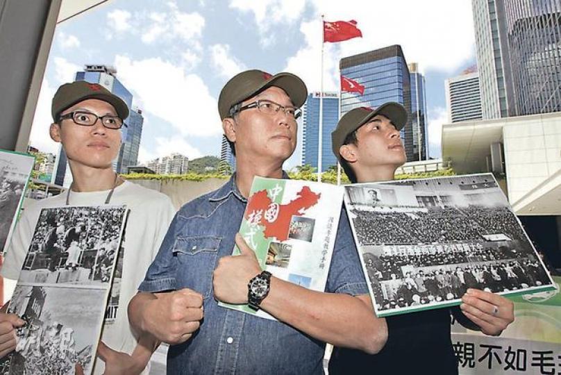 民主黨立法會議員黃成智（中）昨於教育事務委員會舉行前抗議政府將國民教育列作必修科，批評《中國模式》國情專題教學手冊內容偏頗，以此教材授課會荼毒學生，令學生成為「紅衛兵」，要求政府收回教材。（李紹昌攝）
