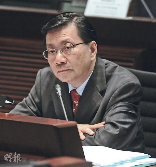 新任運輸及房屋局長張炳良昨日首次以局長身分，出席立法會交通事務委員會。他表示，地政總署正就港鐵違規出租鐵路網絡予電訊商一事作調查，當局會在完成調查後交代事件。（尹錦恩攝）
