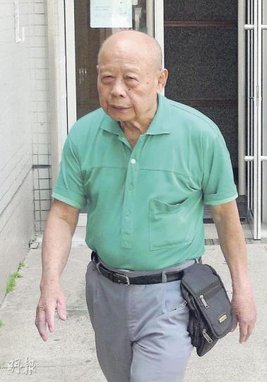 被告洪玉強的八旬父親昨在開庭前一小時抵達法庭,不發一言。直至記者問及判刑輕重,他簡單回應後不禁流淚,示意別再問。(何偉畧攝) 被告洪玉強的八旬父親昨在開庭前一小時抵達法庭,不發一言。直至記者問及判刑輕重,他簡單回應後不禁流淚,示意別再問。(何偉畧攝)