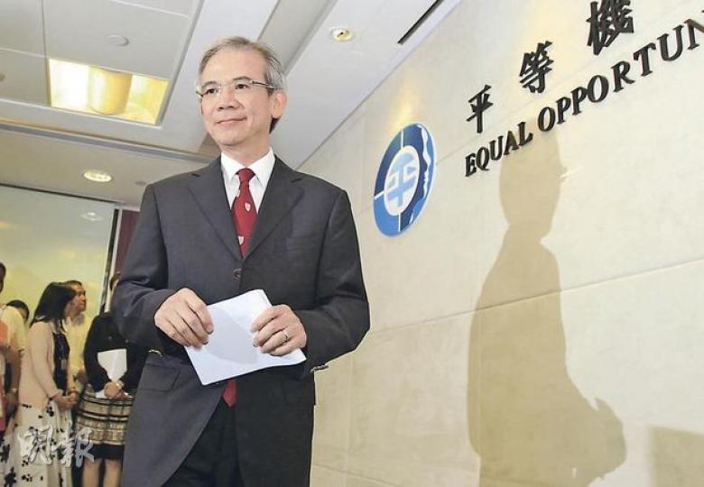 平機會主席林煥光兼任行政會議召集人一事擾攘逾一星期，他昨宣布維持雙職至明年1月與平機會約滿。特首梁振英發表聲明歡迎林的決定，認為他兼任兩職可服務市民，貢獻社會。（郭慶輝攝）