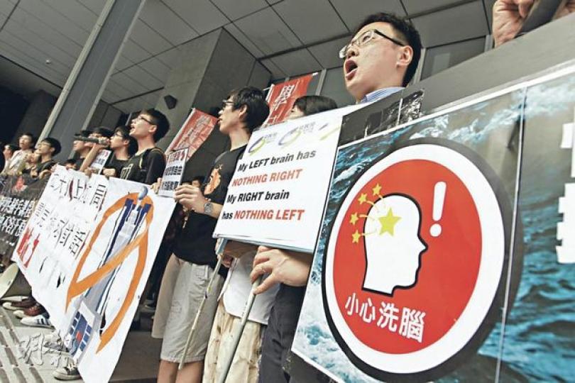 反對德育及國民教育科的中學生組織學民思潮，約30名成員昨日前往政府總部外靜坐，要求與教育局長吳克儉會面但不成功；成員明日將有機會與吳正式會面。（李紹昌攝）
