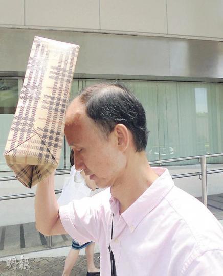 主診醫生李楚山向死者黃耀新的兒子黃卓萬（圖）解釋不搶救的原因，其時黃點頭並說明白。裁判官指黃沒有明顯表示同意，醫生或因此誤解其意願。（何偉畧攝） 葛量洪醫院心臟內科主管范瑜茵撰寫專家報告，認為事主黃耀新在家中暈倒時，體內的血管瘤已破裂，死亡風險頗高。黃在醫院昏迷時呼吸停頓，搶救已屬徒勞。（何偉畧攝）