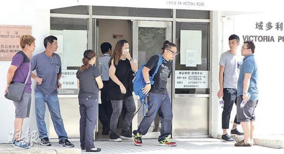 在西貢糧船灣浮潛被撞死的青年,其家人昨晨到殮房認屍,離開時傷心掩面痛哭。(林錫禮攝) 在西貢糧船灣浮潛被撞死的青年,其家人昨晨到殮房認屍,離開時傷心掩面痛哭。(林錫禮攝)