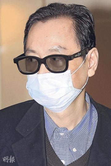 多次被罰停牌的西醫李照堂，昨日戴上3D戲院專用的立體眼鏡出席醫務聆訊。（郭慶輝攝）