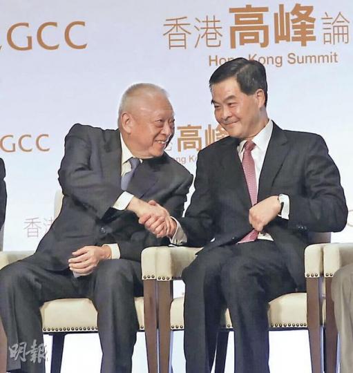 特首梁振英（右）昨日出席香港與東亞區域合作論壇致辭時說，歐債危機令全球經濟不明朗，亞洲包括香港都不能獨善其身。左為前特首、全國政協副主席董建華，兩人交談時笑容滿面。（李紹昌攝）
