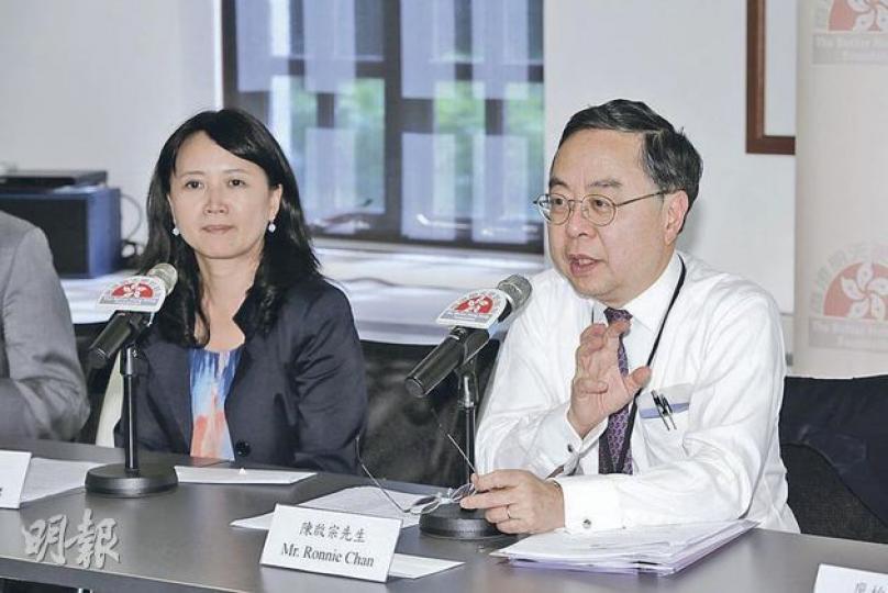 恒隆地產主席陳啟宗(右)昨公開挺梁。他說,梁振英於山頂的住宅僭建,不牽涉誠信問題。左為前梁振英競選辦副主任、明天更好基金行政總裁鄧淑德。(李澤彤攝) 恒隆地產主席陳啟宗(右)昨公開挺梁。他說,梁振英於山頂的住宅僭建,不牽涉誠信問題。左為前梁振英競選辦副主任、明天更好基金行政總裁鄧淑德。(李澤彤攝)