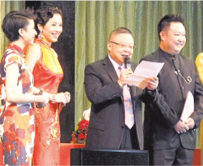 李居明（右二）致辭，祝福一對新人。（攝影/記者：鍾一虹）