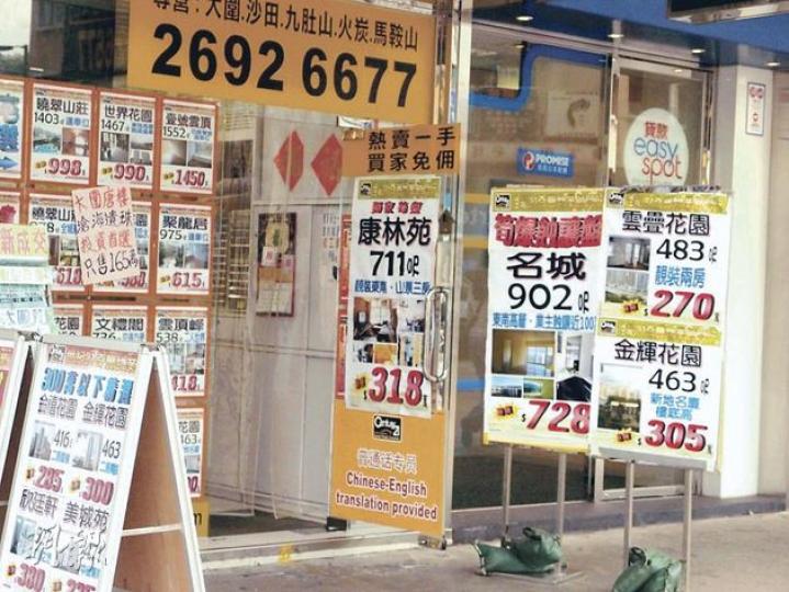 蝕讓單位在盤荒下獲代理力谷,區內更有代理以「筍爆蝕讓盤」形容這批名城2期盛薈單位。(歐陽慧恩攝)去年底入伙的大圍盛薈,上海商人葉冰霜不惜勁蝕逾900萬元拋售該屋苑7伙,一旦成功沽出,有機會成為名城1及2期最大宗蝕讓個案。(歐陽慧恩攝) 蝕讓單位在盤荒下獲代理力谷,區內更有代理以「筍爆蝕讓盤」形容這批名城2期盛薈單位。(歐陽慧恩攝)去年底入伙的大圍盛薈,上海商人葉冰霜不惜勁蝕逾900萬元拋售該屋苑7伙,一旦成功沽出,有機會成為名城1及2期最大宗蝕讓個案。(歐陽慧恩攝)