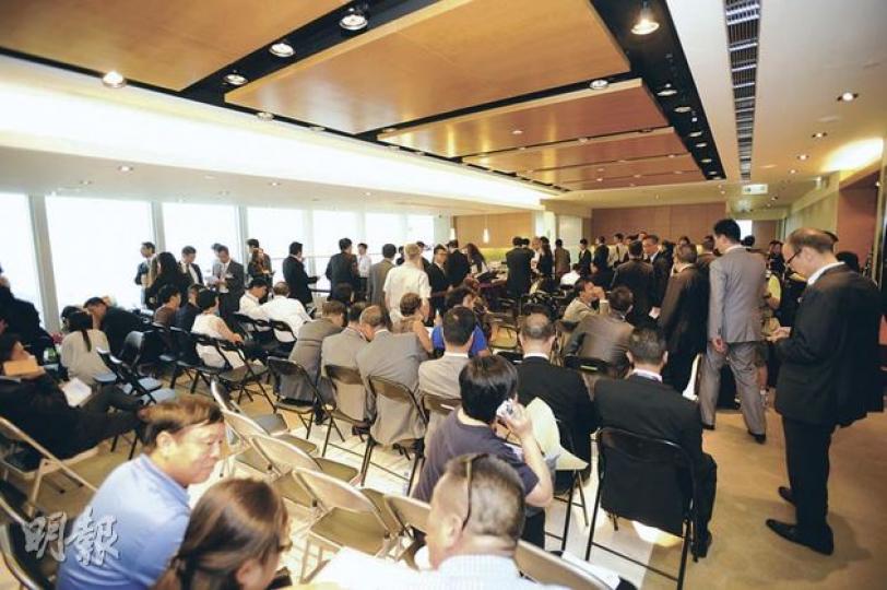 恒地昨天開售西環新盤曉譽,首推70伙近「清袋」,買家大部分屬港客,當中又以長線投資客、區內分支家庭為主,相反內地客並不多見。(葉思雅攝) 恒地昨天開售西環新盤曉譽,首推70伙近「清袋」,買家大部分屬港客,當中又以長線投資客、區內分支家庭為主,相反內地客並不多見。(葉思雅攝)