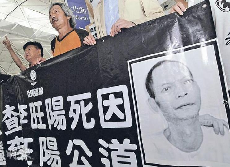 社民連成員羅堪就(右)及陳裕南(左)昨中午於香港機場起飛,晚上抵達北京,卻被疑似國安人員拘留近兩句鐘,要求他們打消前往湖南邵陽的計劃。(李紹昌攝) 社民連成員羅堪就(右)及陳裕南(左)昨中午於香港機場起飛,晚上抵達北京,卻被疑似國安人員拘留近兩句鐘,要求他們打消前往湖南邵陽的計劃。(李紹昌攝)