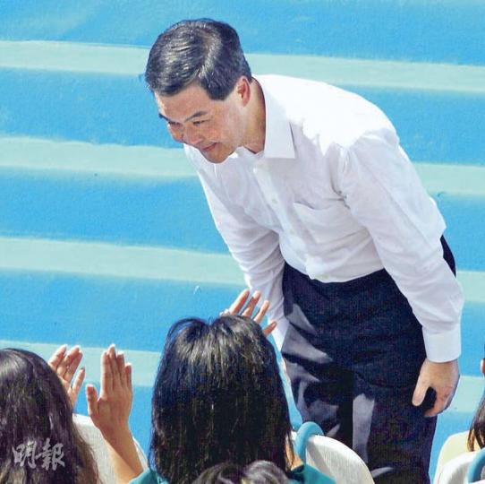 特首梁振英昨出席活動後說,「麥齊光局長提出辭去發展局長一職,其工作由財政司長處理,在這階段,我不適宜作任何評論」,隨即轉身急步離去。(李紹昌攝) 特首梁振英昨出席活動後說,「麥齊光局長提出辭去發展局長一職,其工作由財政司長處理,在這階段,我不適宜作任何評論」,隨即轉身急步離去。(李紹昌攝)