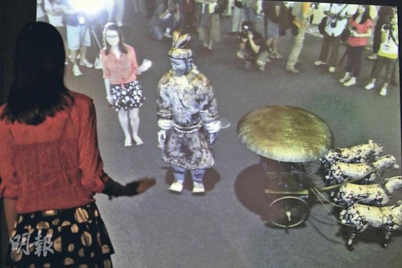 多種秦兵馬俑及水禽以3D動畫技術呈現,觀眾與秦俑可同時出現在熒幕上互動,圖右為御官俑與銅車馬。(郭慶輝攝)展覽首次應用巨型環迴懸浮幕,結合32台投影機的無縫拼接融合技術,重現皇陵從建造到被破壞的歷史旅程,參觀者可置身幕上「親歷」當時秦嶺、驪山等景象。(郭慶輝攝)(明報製圖) 多種秦兵馬俑及水禽以3D動畫技術呈現,觀眾與秦俑可同時出現在熒幕上互動,圖右為御官俑與銅車馬。(郭慶輝攝)展覽首次應用巨型環迴懸浮幕,結合32台投影機的無縫拼接融合技術,重現皇陵從建造到被破壞的歷史旅程,參觀者可置身幕上「親歷」當時秦嶺、驪山等景象。(郭慶輝攝)(明報製圖)