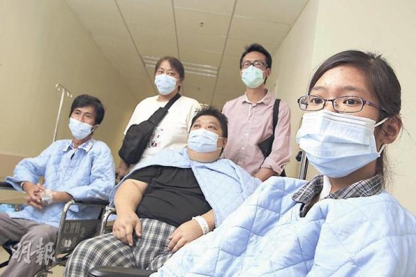 威院300名醫護人員於8日內一口氣為5名病人換腎,受惠病人感激捐贈者家屬及醫護人員讓他們免除了洗腎之苦。圖為受惠病人張詠恩(右起)、陳志威、謝偉良、李偉雄、何慶洪。(郭慶輝攝) 威院300名醫護人員於8日內一口氣為5名病人換腎,受惠病人感激捐贈者家屬及醫護人員讓他們免除了洗腎之苦。圖為受惠病人張詠恩(右起)、陳志威、謝偉良、李偉雄、何慶洪。(郭慶輝攝)