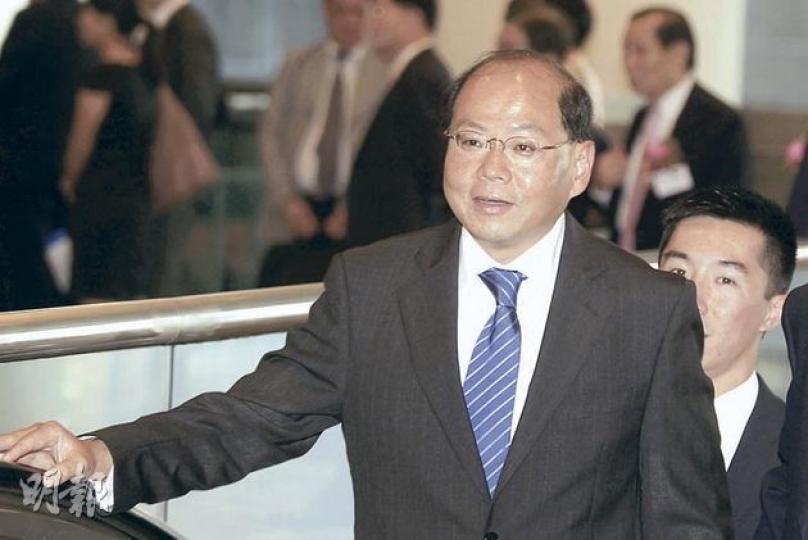 警務處長曾偉雄昨日回應警察教材涉負面描述傳媒時,稱教材由大學編寫,「不代表警方立場」。圖為曾偉雄昨出席廣東社團總會慶回歸酒會。(郭慶輝攝) 警務處長曾偉雄昨日回應警察教材涉負面描述傳媒時,稱教材由大學編寫,「不代表警方立場」。圖為曾偉雄昨出席廣東社團總會慶回歸酒會。(郭慶輝攝)