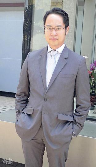 大律師郭憬憲稱2005年至2010年曾任暫委裁判官,是為被告利益着想,才提出質疑主審暫委裁判官許淑儀「無牌審案」有問題。他稱下周處理另一宗案件,將在許官席前「重提舊事」。(何偉畧攝) 大律師郭憬憲稱2005年至2010年曾任暫委裁判官,是為被告利益着想,才提出質疑主審暫委裁判官許淑儀「無牌審案」有問題。他稱下周處理另一宗案件,將在許官席前「重提舊事」。(何偉畧攝)