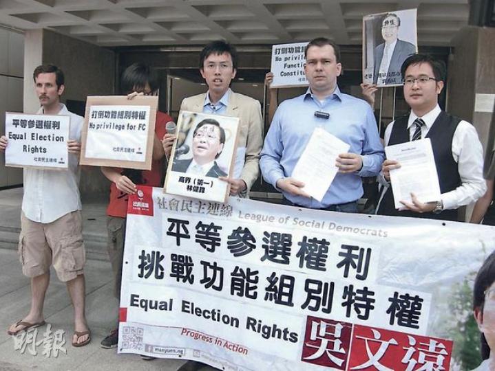 西貢區議員何民傑(右一)及社民連副主席吳文遠(右三)昨到高院門外,支持城大職員Hans Mahncke(右二)提出司法覆核,挑戰參選立法會的國籍限制。(梁珮珊攝) 西貢區議員何民傑(右一)及社民連副主席吳文遠(右三)昨到高院門外,支持城大職員Hans Mahncke(右二)提出司法覆核,挑戰參選立法會的國籍限制。(梁珮珊攝)
