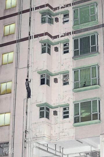 來自貴州的「飛天蠄蟧」為逃避圍捕,在大廈外牆多時,更徒手沿水管由10樓滑至4樓,狀甚危險。最後警員相勸﹕「被人拉唔使死,跌落去就一定死!」賊人才爬回室內,結束逾兩小時的對峙。(蔡方山攝)「飛天蠄蟧」在大廈外牆上上落落,時值深宵,環境漆黑,警方需出動大電筒照着他。(蔡方山攝) 來自貴州的「飛天蠄蟧」為逃避圍捕,在大廈外牆多時,更徒手沿水管由10樓滑至4樓,狀甚危險。最後警員相勸﹕「被人拉唔使死,跌落去就一定死!」賊人才爬回室內,結束逾兩小時的對峙。(蔡方山攝)「飛天蠄蟧」在大廈外牆上上落落,時值深宵,環境漆黑,警方需出動大電筒照着他。(蔡方山攝)