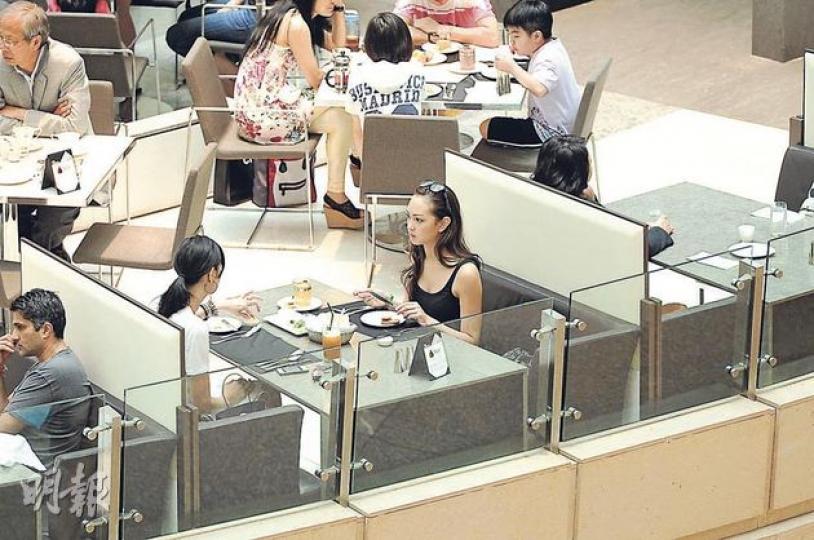 Jessica C.(右)與Ana R.在置地廣場歎下午茶。(攝影﹕鍾偉茵)Jessica C.(右)與Ana R.同穿著熱褲大騷長腿,吸引不少途人目光。(攝影﹕鍾偉茵) Jessica C.(右)與Ana R.在置地廣場歎下午茶。(攝影﹕鍾偉茵)Jessica C.(右)與Ana R.同穿著熱褲大騷長腿,吸引不少途人目光。(攝影﹕鍾偉茵)